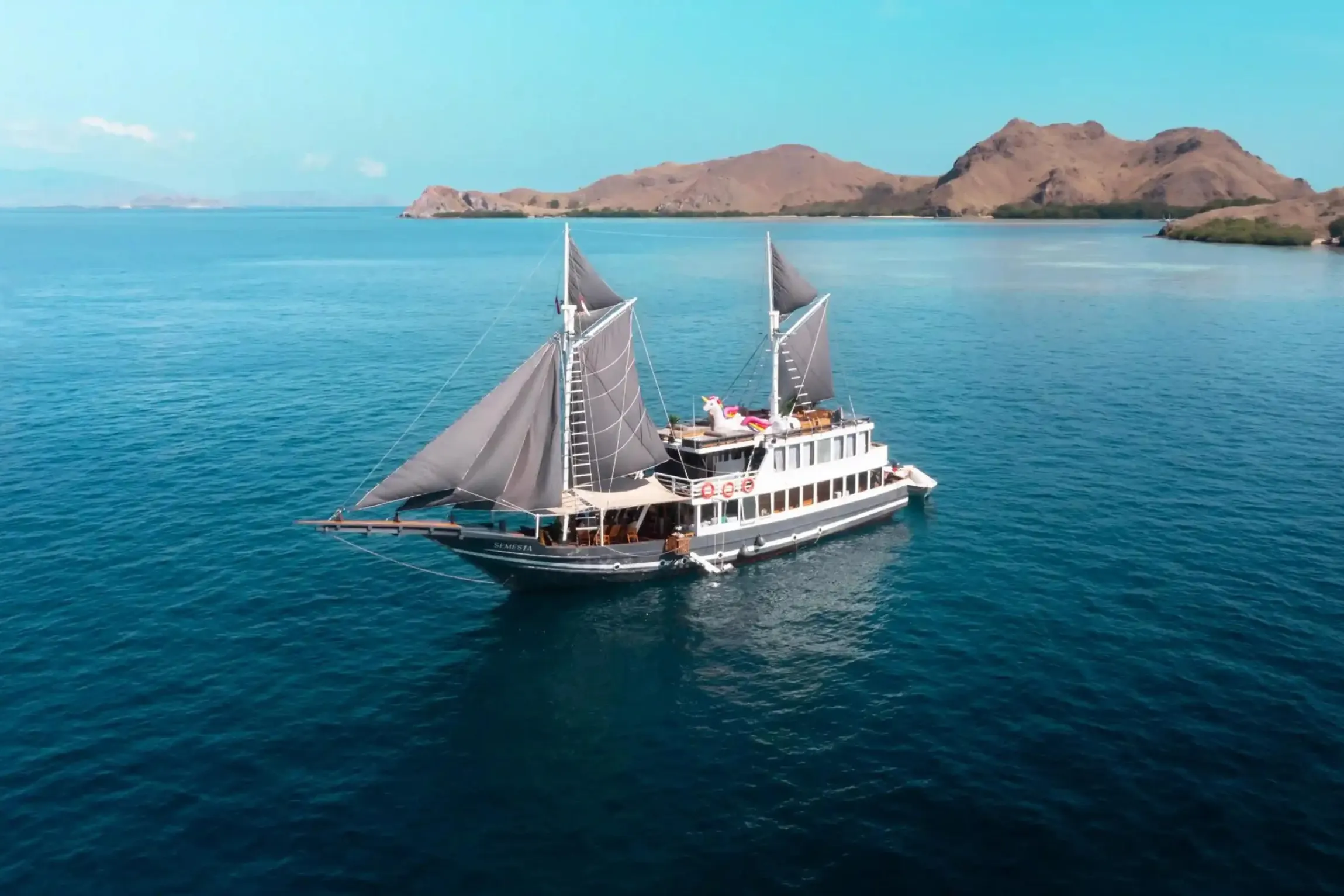 komodo flores tour_deluxe boat_semesta_charter 01