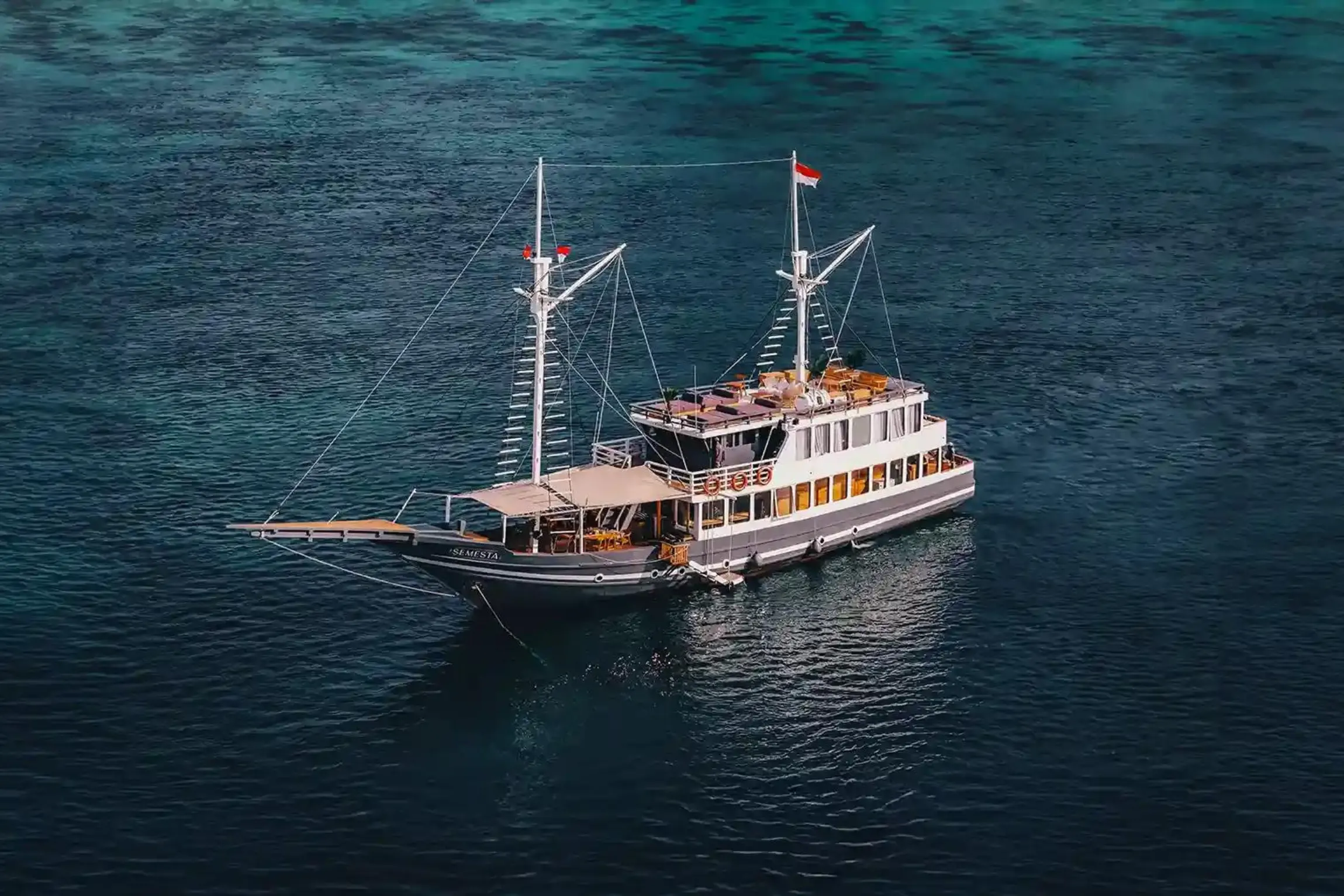 komodo flores tour_deluxe boat_semesta_charter 02