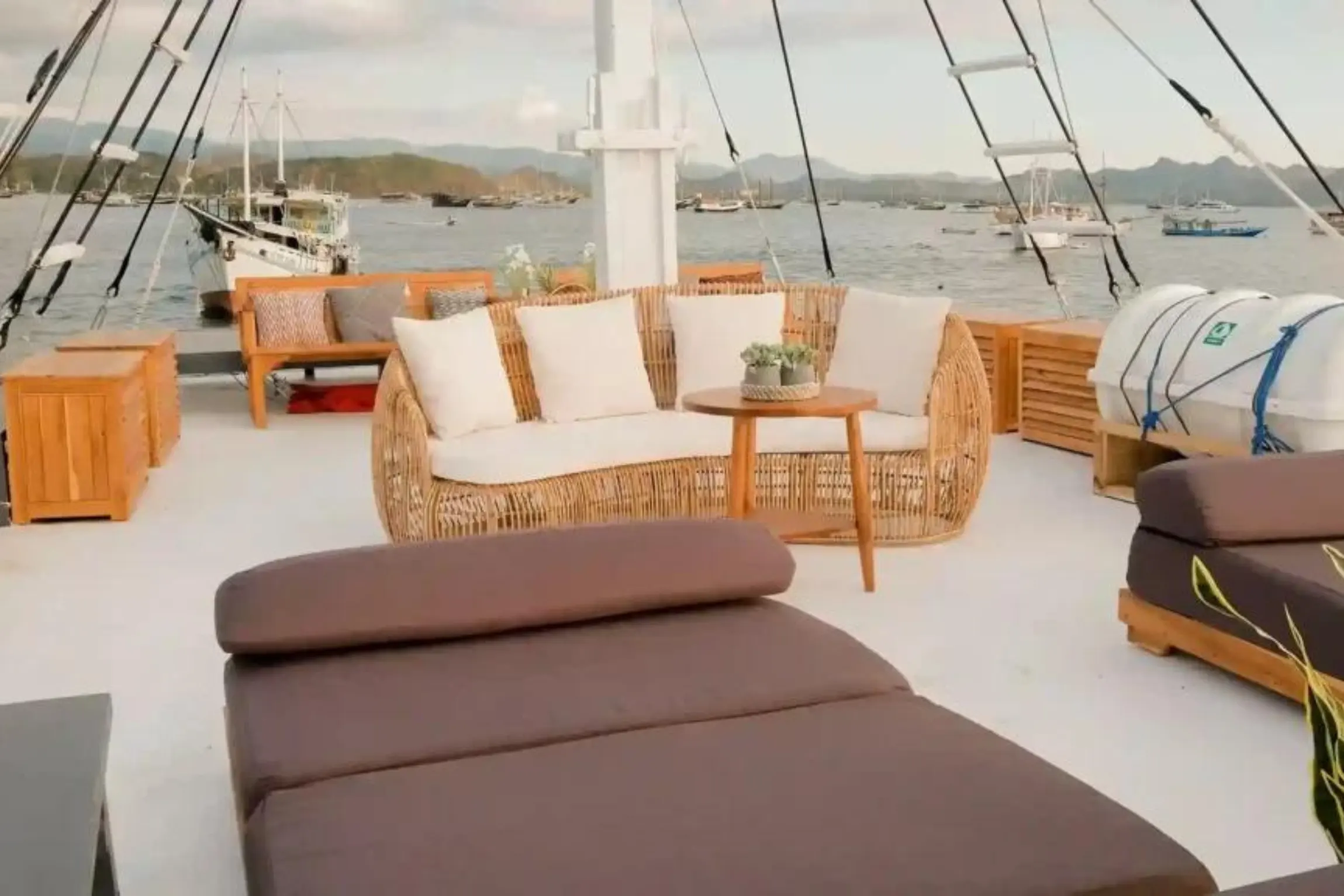 komodo flores tour_deluxe boat_semesta_charter 06