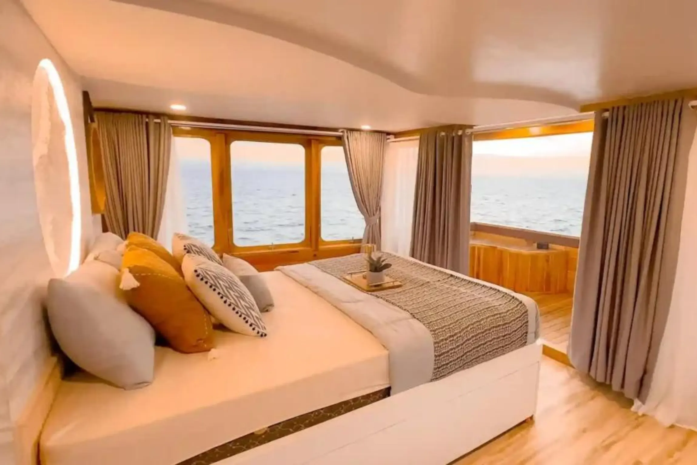 komodo flores tour_deluxe boat_semesta_charter 07