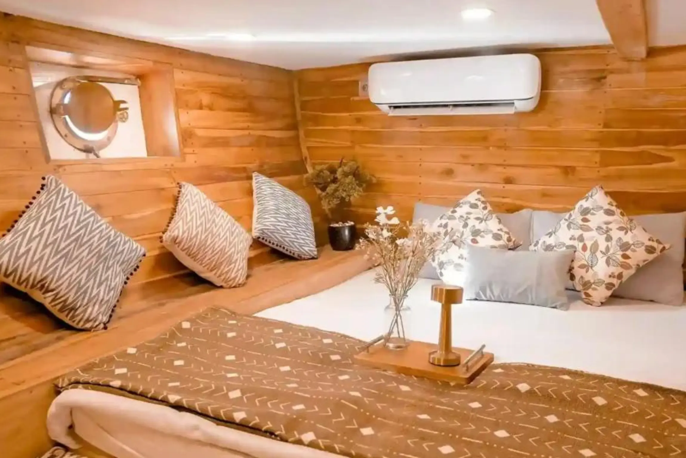 komodo flores tour_deluxe boat_semesta_charter 09