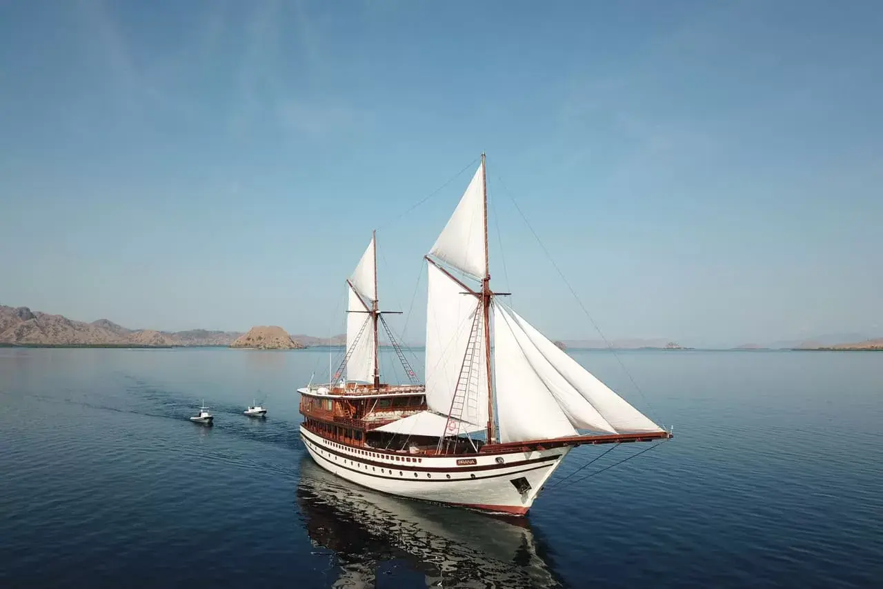 komodo flores tour_vvip boat_prana_phinisi 01