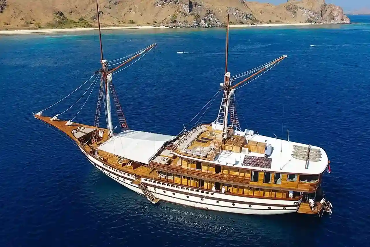 komodo flores tour_vvip boat_prana_phinisi 02
