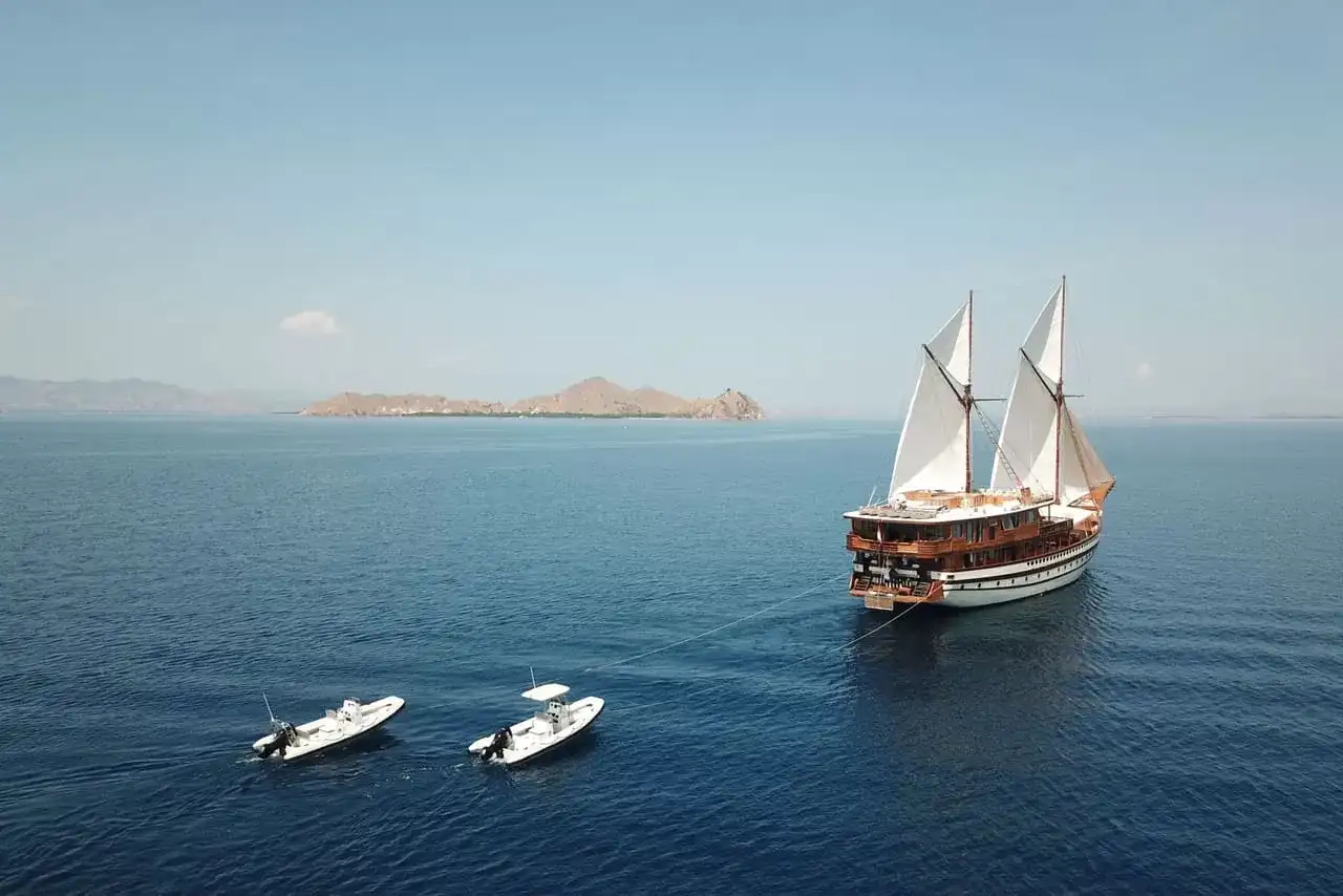 komodo flores tour_vvip boat_prana_phinisi 03
