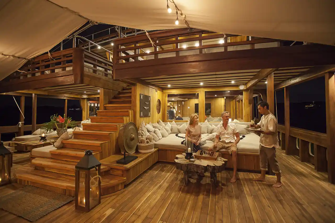 komodo flores tour_vvip boat_prana_phinisi 04