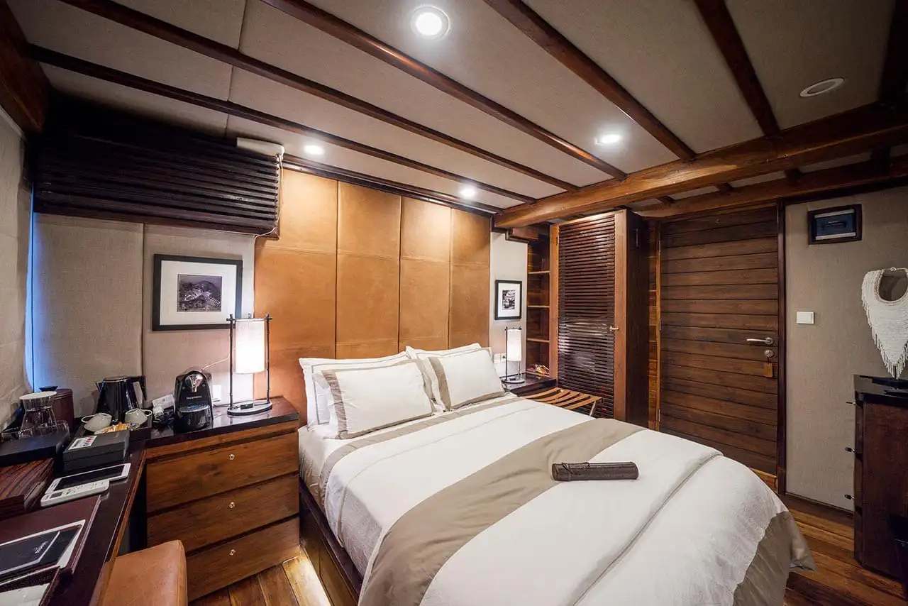 komodo flores tour_vvip boat_prana_phinisi 05
