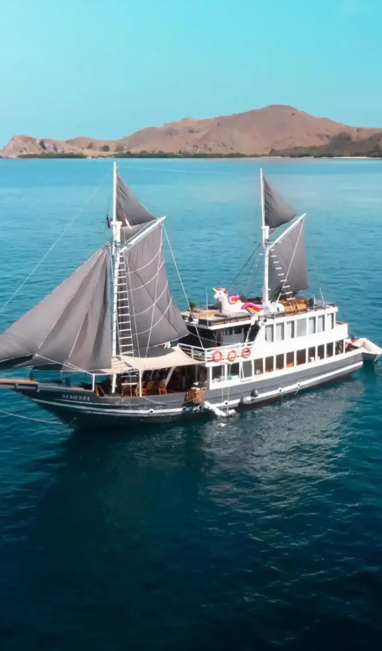 komodo flores tour_deluxe boat_semesta_charter 01