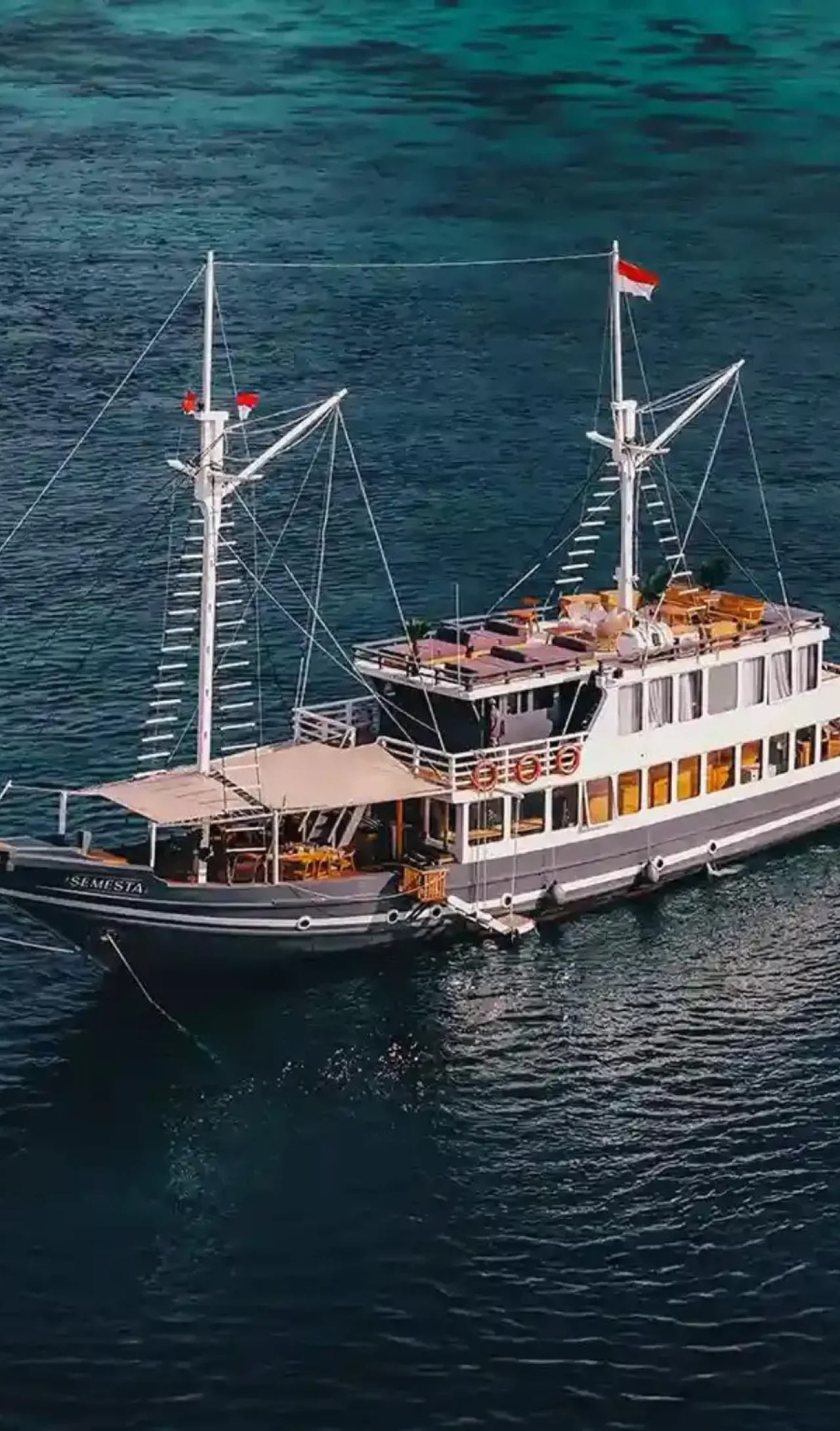 komodo flores tour_deluxe boat_semesta_charter 02