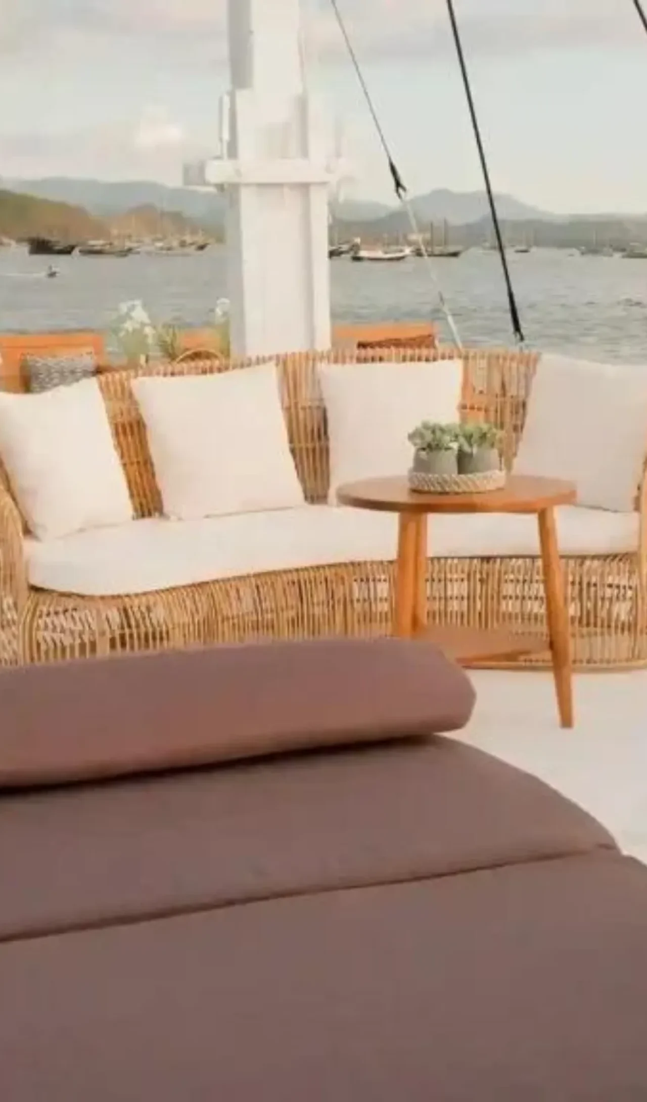 komodo flores tour_deluxe boat_semesta_charter 06