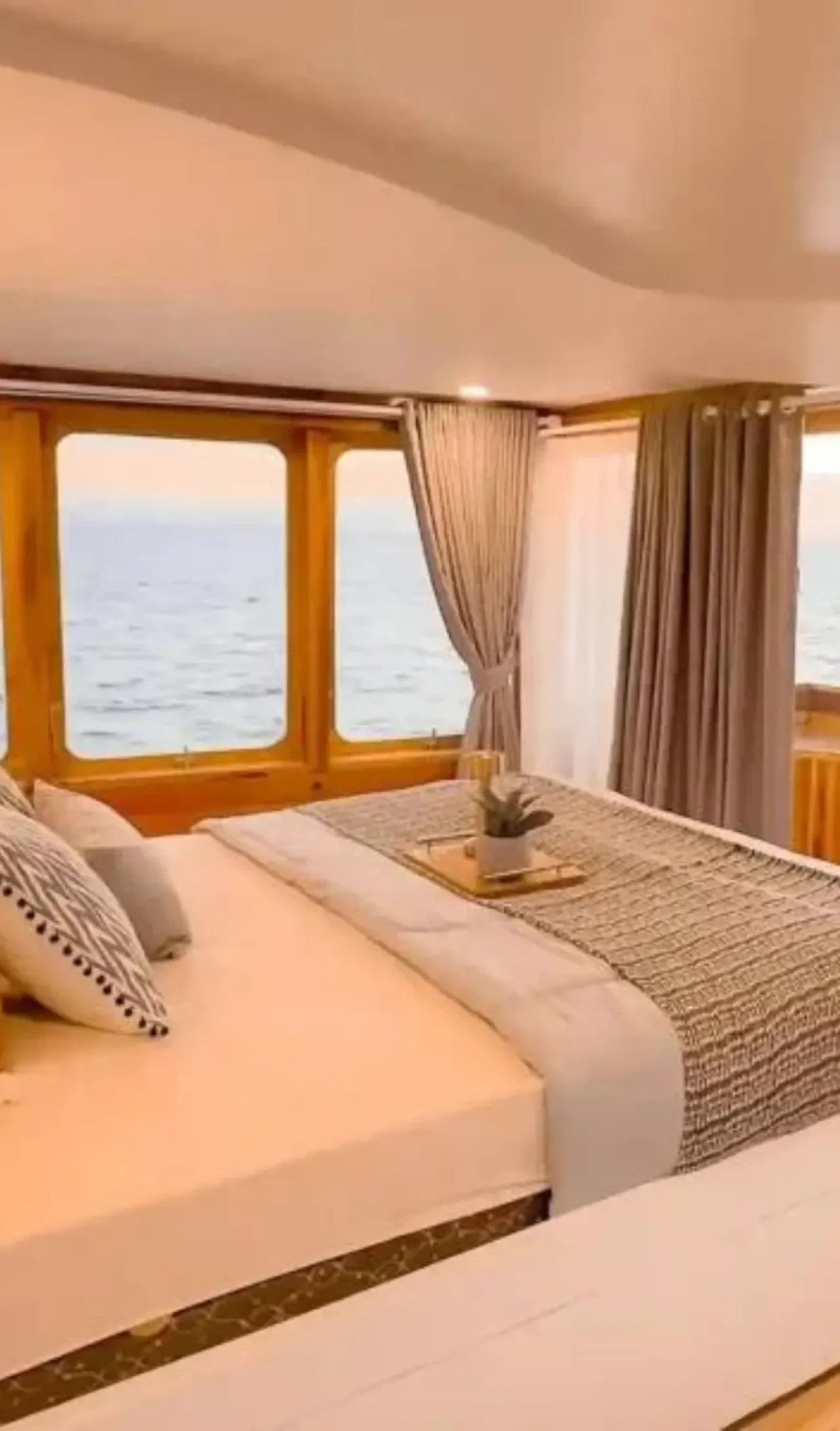komodo flores tour_deluxe boat_semesta_charter 07