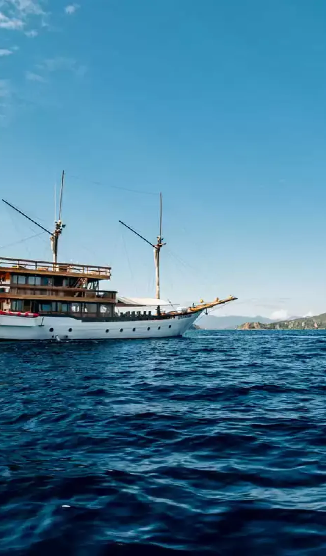 komodo flores tour_superior boat_andamari_phinisi 09