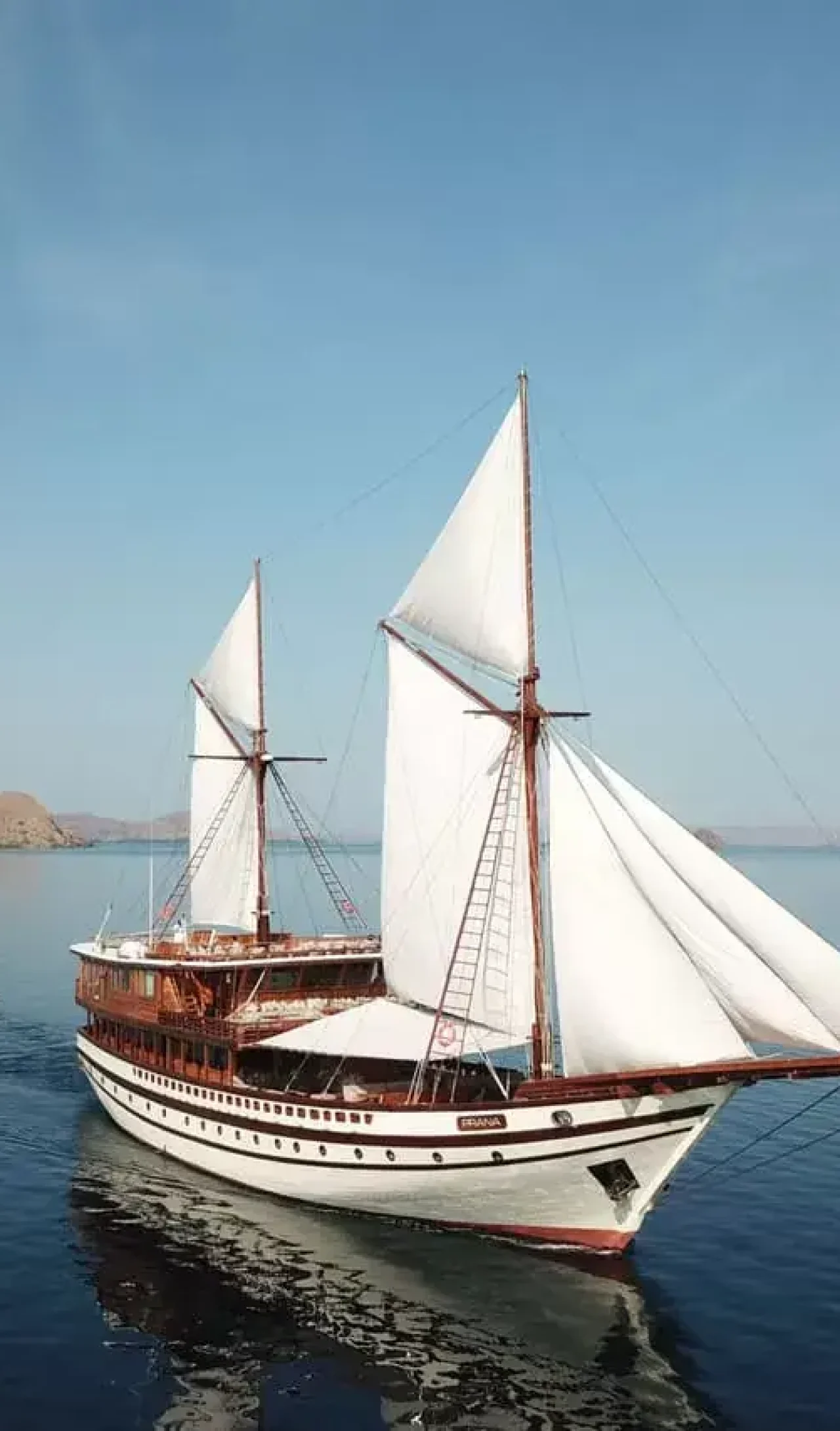 komodo flores tour_vvip boat_prana_phinisi 01