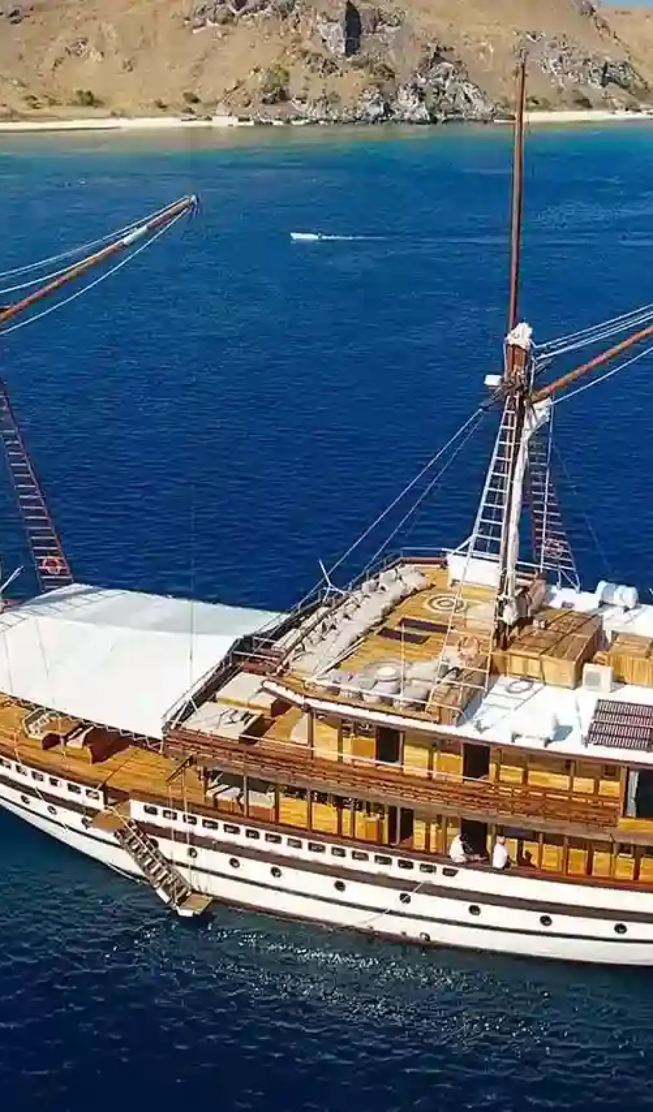 komodo flores tour_vvip boat_prana_phinisi 02