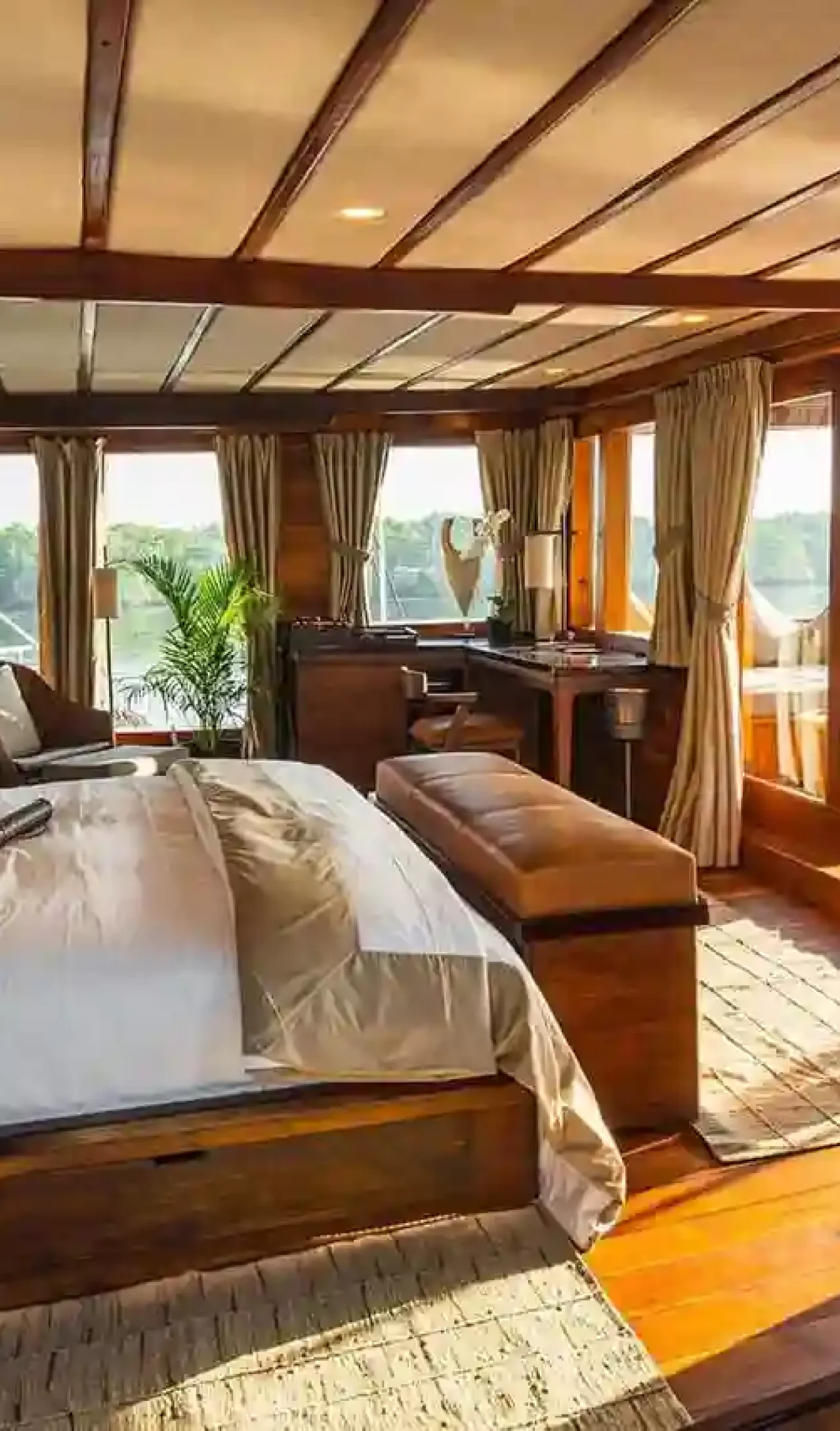 komodo flores tour_vvip boat_prana_phinisi 07