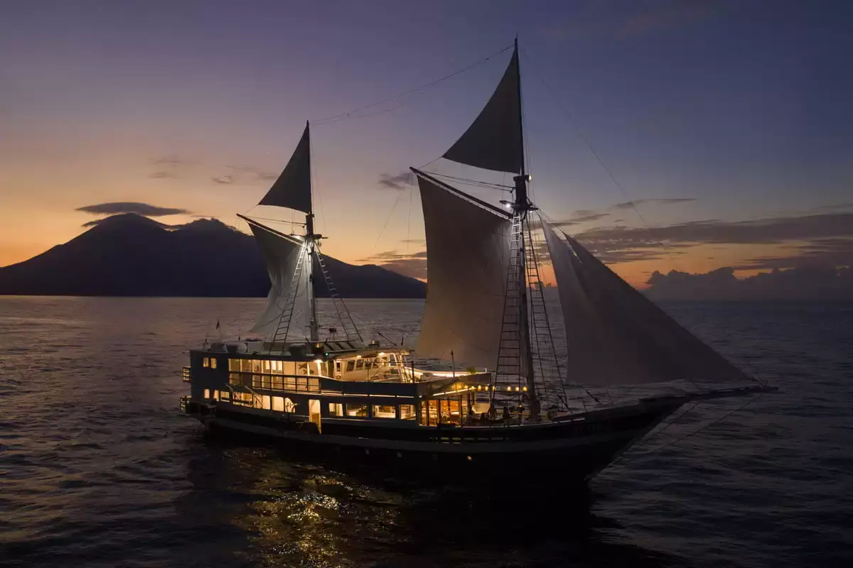 komodo flores tour_vip boat_aliikai_voyage 01