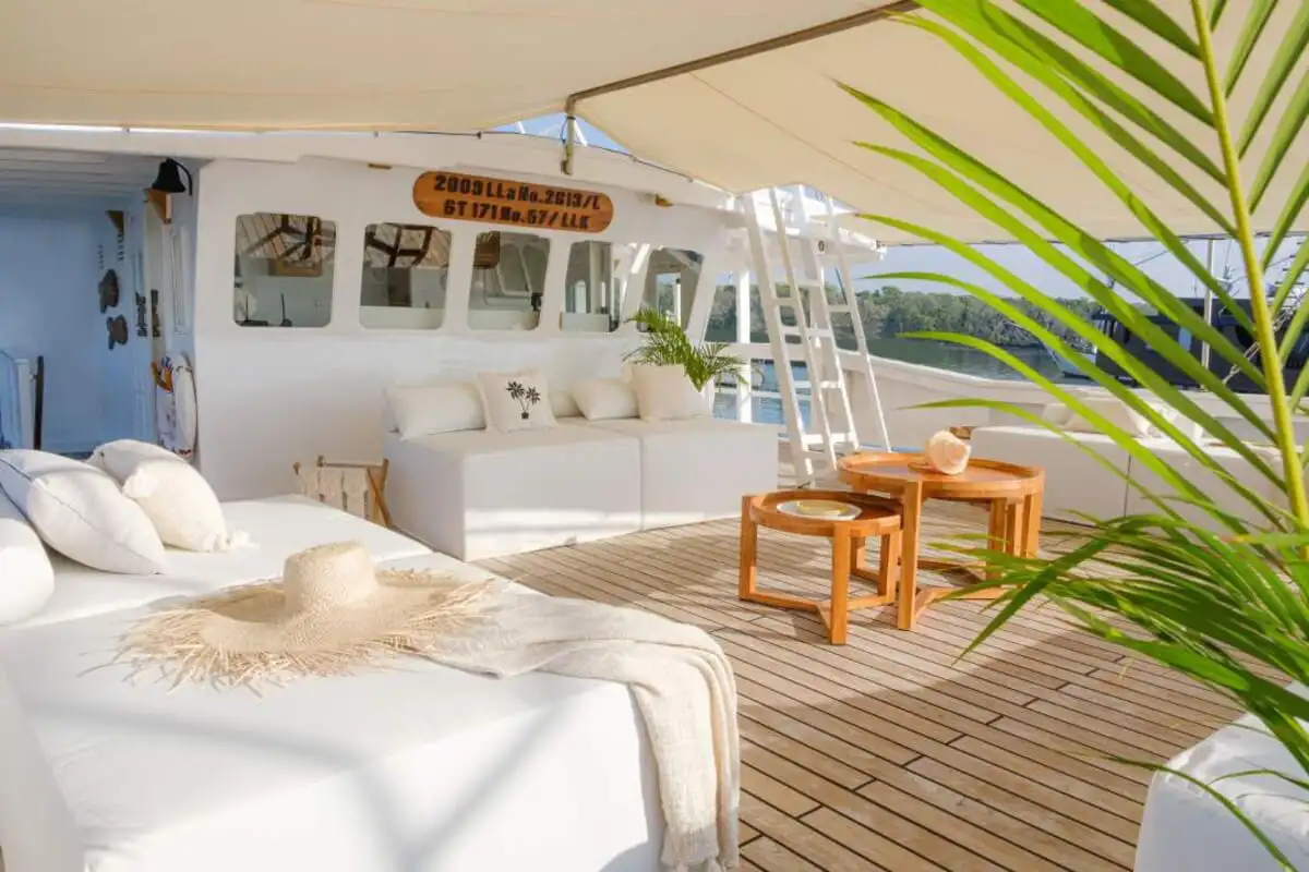 komodo flores tour_vip boat_aliikai_voyage 04