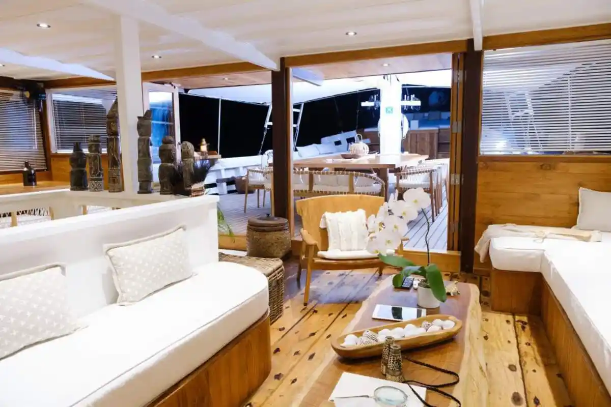 komodo flores tour_vip boat_aliikai_voyage 06