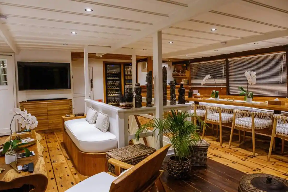 komodo flores tour_vip boat_aliikai_voyage 08