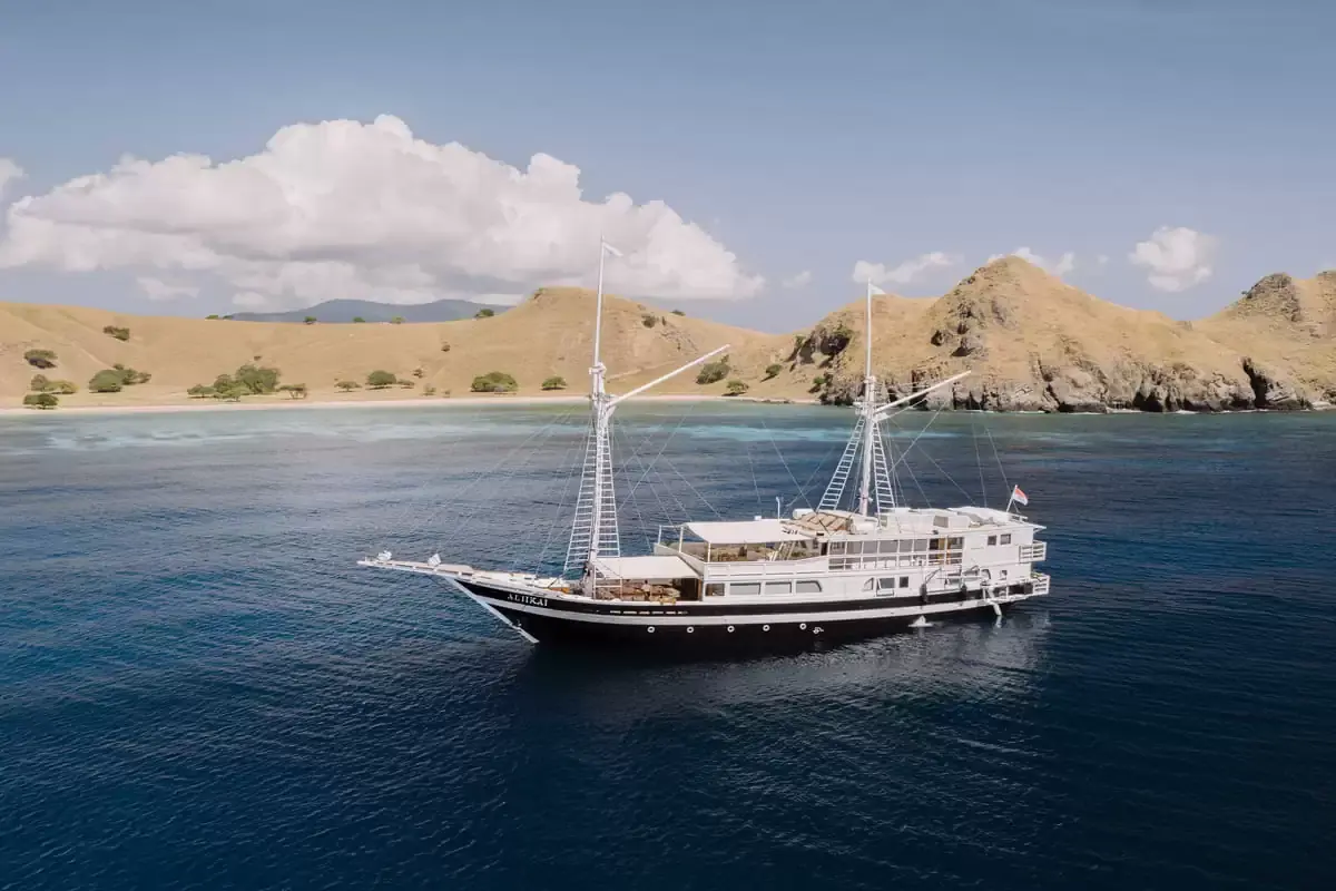 komodo flores tour_vip boat_aliikai_voyage 08